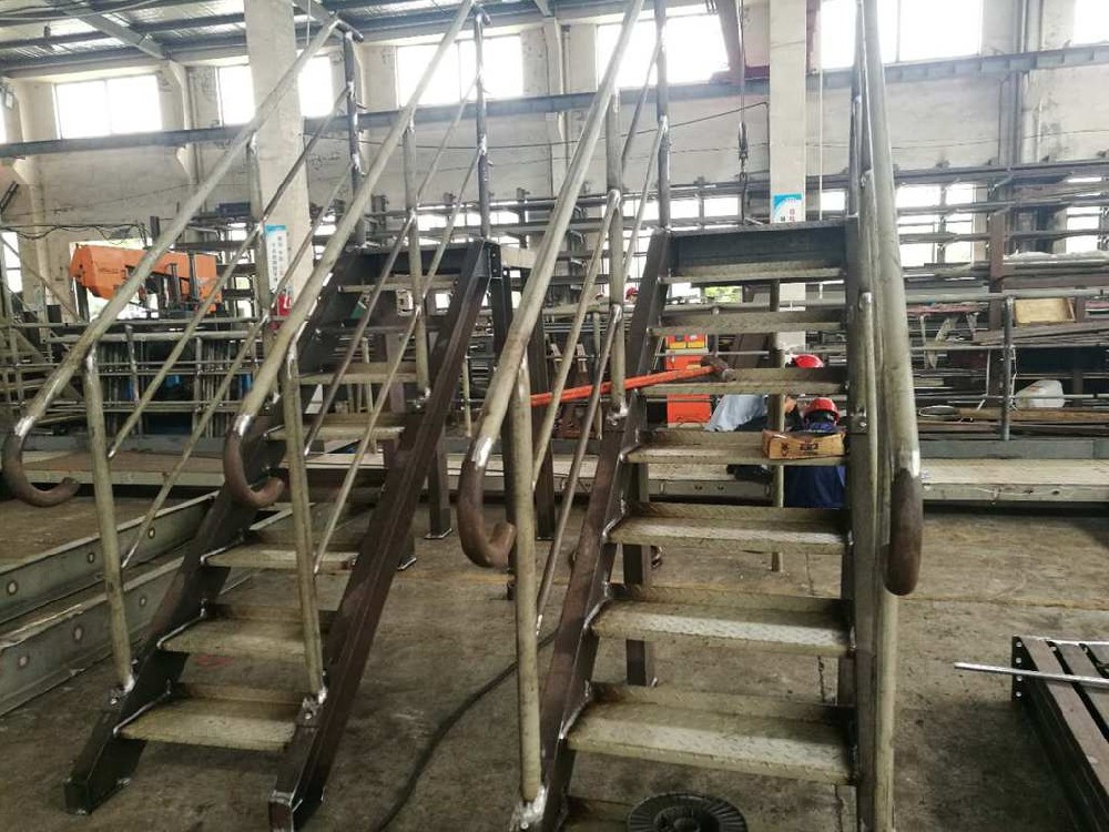 大型鋼結(jié)構(gòu)扶手樓梯焊接